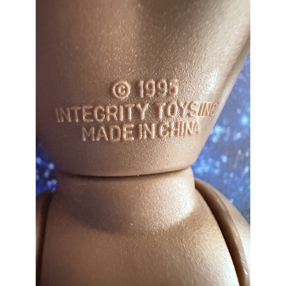 Vintage, Integrity Toys African American Doll With African Clothing, 11.5" 1995 - Picture 7 of 8